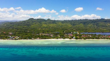 Kumsalı ve mavi denizi olan bir sahil. Anda Bohol, Filipinler.