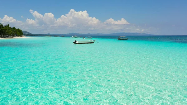 Spiaggia sabbiosa e mare tropicale. Isola di Panglao, Filippine. — Foto Stock