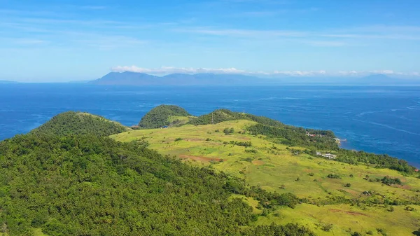 Paisagem tropical nas Filipinas. O mar e as colinas. — Fotografia de Stock