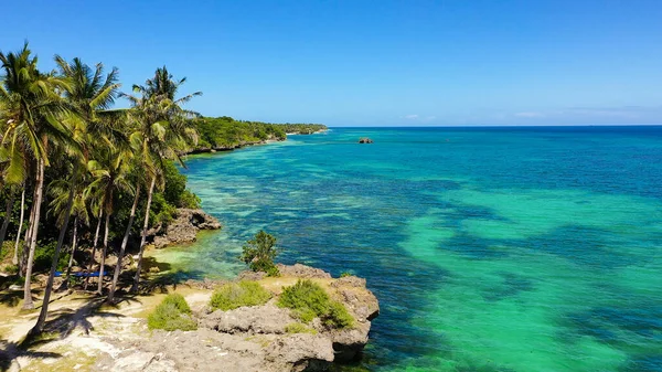 Costa con playa y mar azul. Anda Bohol, Filipinas. — Foto de Stock