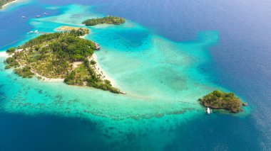 Plajı olan tropik bir ada. Malpano Adası, Filipinler, Samal.