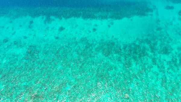 Povrch moře v tyrkysové laguně, výhled shora. — Stock fotografie