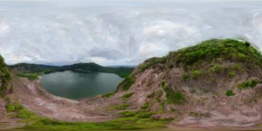 Taal Volkanı 'ndaki göl krateri. VR 360, Filipinler.
