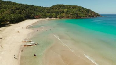 Beyaz kumlu tropik sahil, yukarıdan manzaralı..