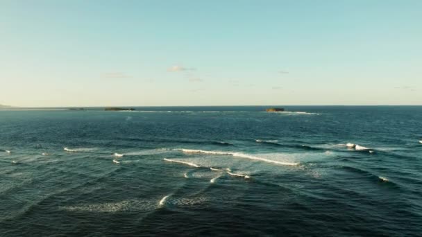 Ocean cu valuri şi insule stâncoase. Siargao, Filipine . — Videoclip de stoc