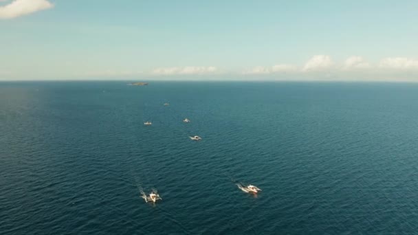 Místní filipínské lodě v hlubokém modrém moři, — Stock video