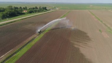 Tarım arazisindeki sulama sistemi.