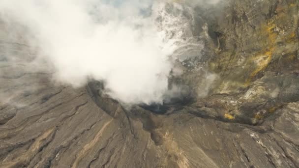 Krateri olan aktif bir volkan. Gunung Bromo, Jawa, Endonezya. — Stok video