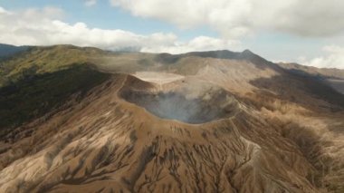 Krateri olan aktif bir volkan. Gunung Bromo, Jawa, Endonezya.