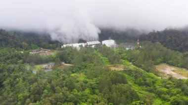 Jeotermal enerji santrali. Filipinler, Mindanao. Apo dağı.