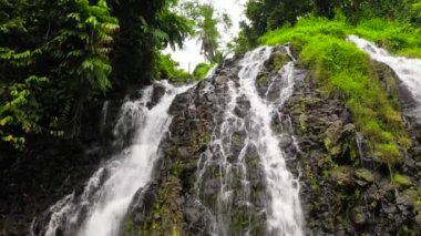 Güzel tropik şelale. Filipinler, Mindanao.