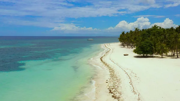 Playa de arena y mar tropical. Isla de Panglao, Filipinas. — Foto de Stock