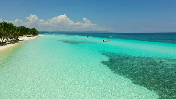 Zandstrand en tropische zee. Panglao eiland, Filippijnen. — Stockfoto