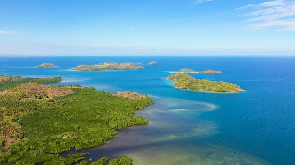 Tropik adalar ve mavi deniz. Filipinler, Zamboanga.