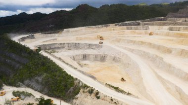 Dağlarda kireçtaşı ocağı.