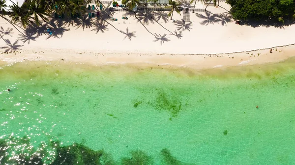 Playa de arena y mar tropical. Isla de Panglao, Filipinas. — Foto de Stock