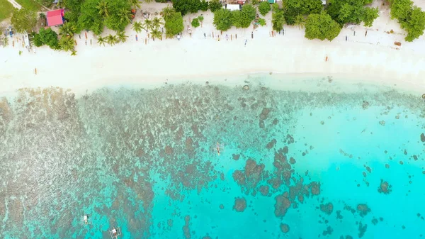 Playa de arena y palmeras. Filipinas, Mindanao. — Foto de Stock