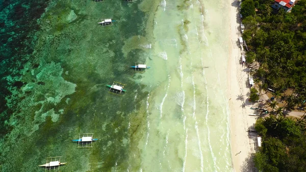 Playa de arena y mar tropical. Isla de Panglao, Filipinas. — Foto de Stock