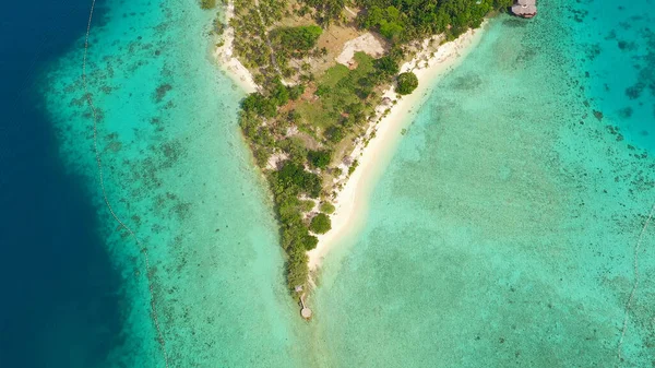 Тропический остров с пляжем. Малипано, Филиппины, Самал. — стоковое фото