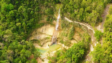 Güzel tropik şelale. Can-umantad Şelalesi, Bohol, Filipinler.