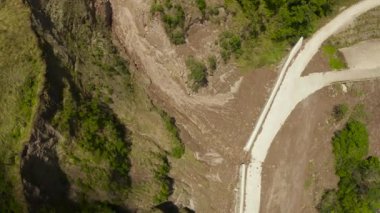 Toprak kaymasına karşı beton bariyer. Camiguin Filipinleri.