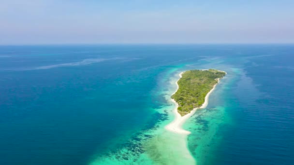 Pequena ilha de Santa Cruz com uma praia branca. Filipinas, Zamboanga. — Vídeo de Stock