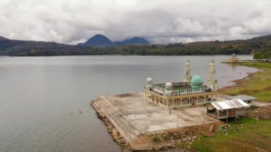 Lanao Gölü kıyısındaki camii. Lanao del Sur, Filipinler.