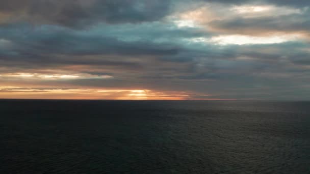 Ciel nuageux sur la mer au coucher du soleil. — Video