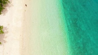 Plajı olan tropik Samal adası. Filipinler, Mindanao.