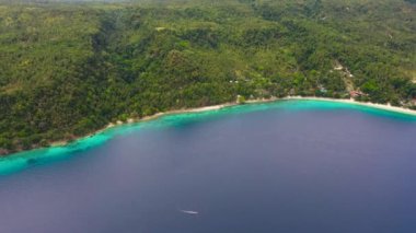 Plajı olan tropik Samal adası. Filipinler, Mindanao.