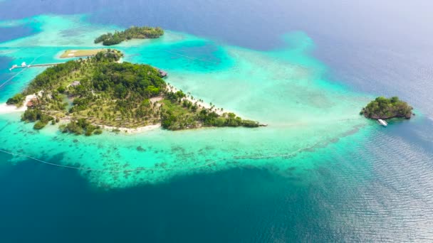 Tropisch eiland met strand. Malipano eiland, Filippijnen, Samal. — Stockvideo
