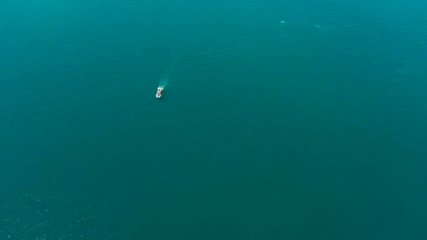 Wielka łódź w błękitnym morzu — Wideo stockowe