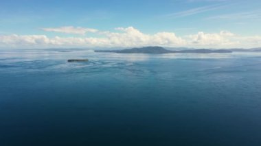 Mavi deniz ve tropikal adalar. Mindanao, Filipinler.