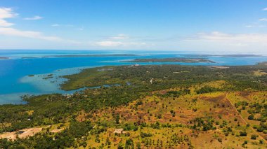 Mavi deniz ve tropikal adalar. Cebu Boğazı, Filipinler.
