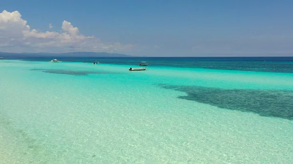 Kumsal ve tropikal deniz. Panglao Adası, Filipinler. — Stok fotoğraf