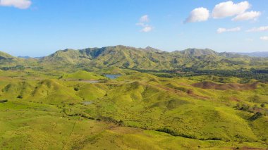 Tropikal bitki örtüsü olan tepeler ve dağlar. Bohol, Filipinler.