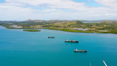 Kargo gemileriyle dolu bir deniz limanı. Bohol, Filipinler.