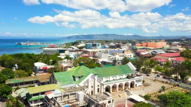 Tagbilaran şehri yukarıdan görünüyor. Bohol, Filipinler.