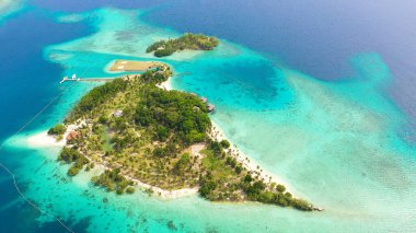 Plajı olan tropik bir ada. Malpano Adası, Filipinler, Samal.