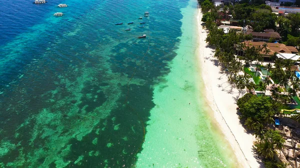Піщаний пляж і тропічне море. острів Панглао (Філіппіни).. — стокове фото