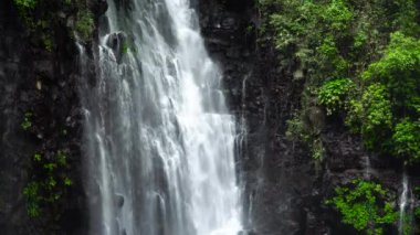 Güzel tropik Tinago Şelaleleri. Filipinler, Mindanao.