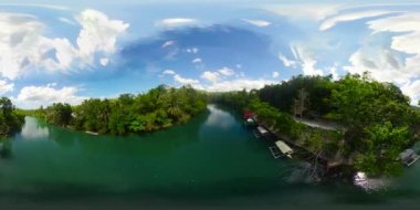 Ormandaki Loboc nehri. Bohol, Filipinler. 360 panorama VR.