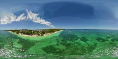 Kumsal ve tropikal deniz. Panglao Adası, Filipinler. 360 panorama VR.