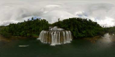 Güzel tropik şelale. Filipinler, Mindanao. 360 Derece Görünüm,