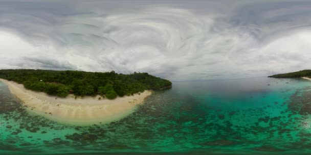 砂浜とヤシの木。フィリピン、ミンダナオ島。三百六十度図. — ストック動画