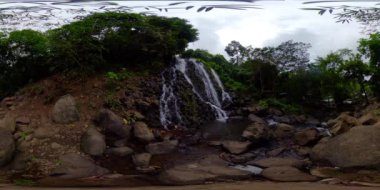 Güzel tropik Mimbalut Şelalesi. Filipinler, Mindanao. 360 panorama VR.