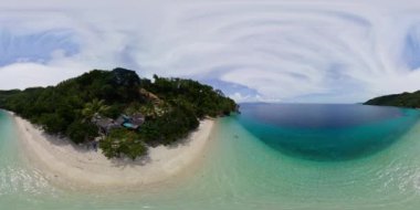 Plajı olan tropik Samal adası. Filipinler, Mindanao. 360VR Video.
