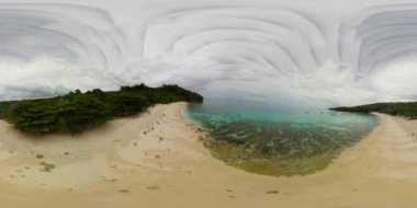 Kumsal ve palmiye ağaçları. Filipinler, Mindanao. 360 Derece Görünüm.
