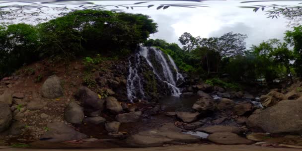 Gyönyörű trópusi Mimbalut vízesés. Fülöp-szigetek, Mindanao. 360 panoráma VR. — Stock videók