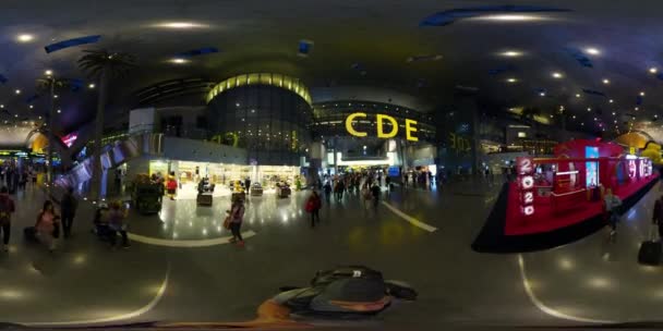 DOHA, Katar - 19 Şubat 2020: Doha, Katar 'daki Hamad Uluslararası Havalimanı. 360 Derece Görünüm — Stok video